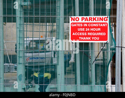 Kein Parkplatz-Schild an Metall-Zaun Stockfoto