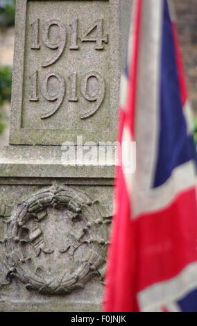 Ein Union Jack-Flagge durch ein Kriegerdenkmal, die Kennzeichnung der Stat und Ende des ersten Weltkriegs Hayfield, Peak District, Derbyshire England UK Stockfoto
