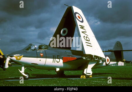 AJAXNETPHOTO. 1960ER JAHRE (APX). LEE AUF SOLENT, ENGLAND - HMS DAEDALUS BESUCHER - FLEET AIR ARM HAWKER SEA HAWK FGA PILOTIERT VON LT. D.MCKEOWN CMDR.   FOTO: VIV TOWNLEY COLL/AJAX REF: 22412CD2 7 Stockfoto