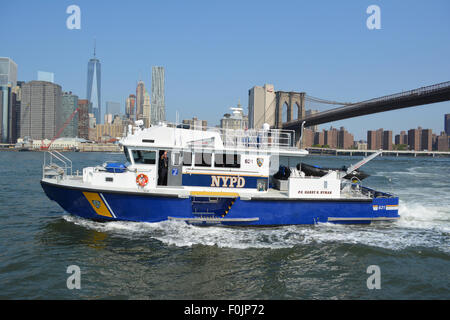 NYPD Boot reagiert zu einem Notfall am East River in New York City. Stockfoto