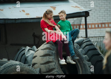 Kinder spielen im Schrottplatz Reifen Stockfoto