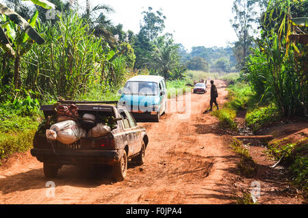 Lokalen Taxis auf einem roten Erde Feldweg in ländlichen Regionen Afrikas Stockfoto