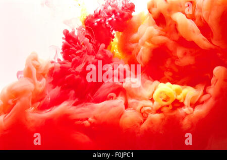 Rote und gelbe Farben machen Wolken im Wasser Stockfoto