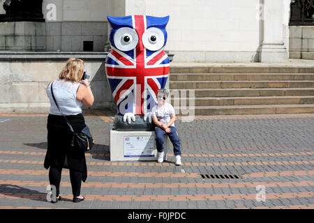 Birmingham, Vereinigtes Königreich. 16. August 2015. Die großen Hoot geschnitzte Eule beweist einen beliebten Weg, um einen Sonntag um Birmingham City Centre, für Erwachsene und Kinder gleichermaßen zu verbringen. Kreative Produzenten Wild in der Kunst in Zusammenarbeit mit Birmingham Children Hospital haben aufgegeben 89 individuell und aufwendig erstellt, Eulen und City Centre und inneren Birmingham gelegen.  Die riesige Eulen haben wurde gesponsert von Unternehmen und Organisationen und am Ende des Weges, um Geld für Birmingham Kinderklinik versteigert. Bildnachweis: Stephen Hyde/Alamy Live-Nachrichten Stockfoto