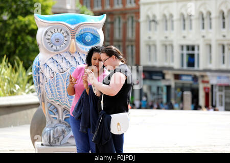 Birmingham, Vereinigtes Königreich. 16. August 2015. Die großen Hoot geschnitzte Eule beweist einen beliebten Weg, um einen Sonntagnachmittag um Birmingham City Centre, für Erwachsene und Kinder gleichermaßen zu verbringen. Kreative Produzenten Wild in der Kunst in Zusammenarbeit mit Birmingham Children Hospital haben aufgegeben 89 individuell und aufwendig erstellt, Eulen und City Centre und inneren Birmingham gelegen.  Die riesige Eulen haben wurde gesponsert von Unternehmen und Organisationen und am Ende des Weges, um Geld für Birmingham Kinderklinik versteigert. Bildnachweis: Stephen Hyde/Alamy Live-Nachrichten Stockfoto