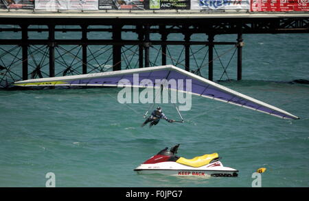 AJAXNETPHOTO. 13. JULI 2014. WORTHING, ENGLAND.-INTERNATIONALE BIRDMAN-WETTBEWERBS-GEWINNER - RON FREEMAN VON NEWBIGGIN BY SEA, NORTHUMBERLAND, ERSTELLT EINEN NEUEN WELTREKORD FÜR HUMAN FLUGMASCHINEN GESTERN, POWERED ALS ER 159,4 M FLOG. ER SAMMELT £10.000 PREISGELD. HINWEIS FÜR EDS: FREEMANS STRECKENREKORD VON 2014 STEHT 2015 IM NACHHINEIN.   FOTO: JONATHAN EASTLAND/AJAX REF: D141307 4584 Stockfoto