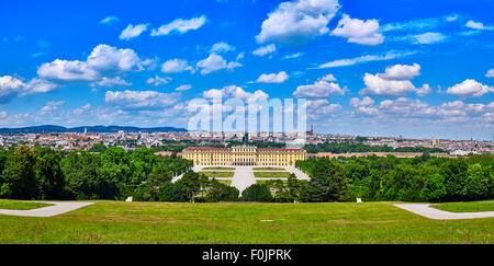 Schönbrunn Palast Panorama in Wien mit schönen blauen Wolkenhimmel Stockfoto