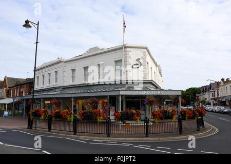 Blumenampeln und Blumenkästen schmücken die Front der Stringer Kaufhaus in Lytham, Lancashire Stockfoto