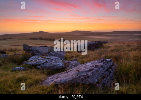 Sonnenaufgang am Bodmin Moor mit Blick auf Roughtor und braune Willy, Cornwalls höchsten Berge Stockfoto