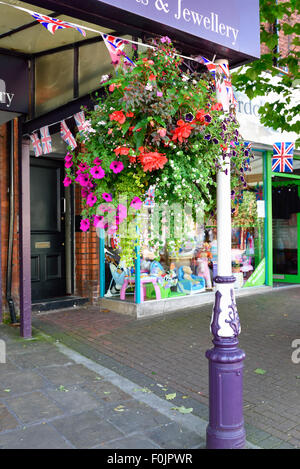 Bunte hängenden Korb außerhalb ein Shop in Lytham, Lancashire Stockfoto