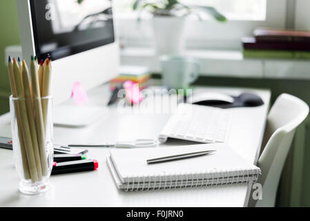 Büroarbeitsplatz mit Computer auf weißen Tisch. Soft-Fokus Stockfoto