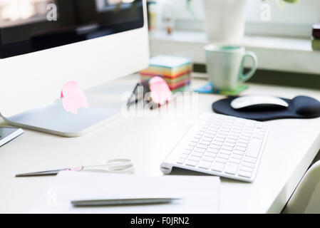 Büroarbeitsplatz mit Computer auf weißen Tisch. Soft-Fokus Stockfoto