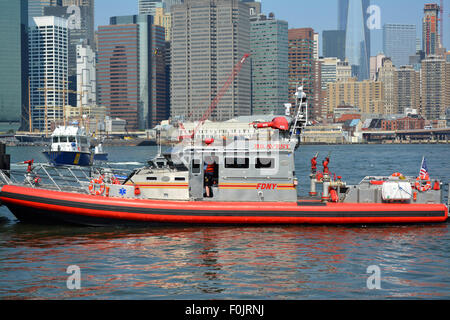 FDNY Boot reagiert zu einem Notfall am East River. Stockfoto