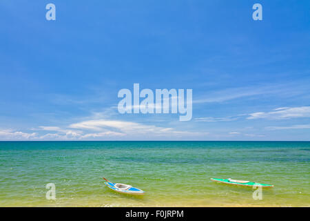 Sandstrand mit Kanus in Phu Quoc in der Nähe von Duong Dong, Vietnam Stockfoto