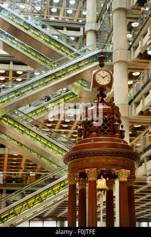 Das Podium mit der Lutine Glocke im Underwriting Zimmer der Lloyds Building, London, UK Stockfoto