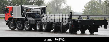 Koprivnice, Tschechische Republik. 17. August 2015. 18 Meter langen Tatra-Wagen wurde von tschechischen LKW-Hersteller Tatra in Koprivnice, Tschechische Republik, 17. August 2015 vorgestellt. Laut einem Sprecher der Tatra ist es der größte Lastwagen in der Geschichte der tschechischen Automobilindustrie gemacht. Bildnachweis: Jaroslav Ozana/CTK Foto/Alamy Live-Nachrichten Stockfoto