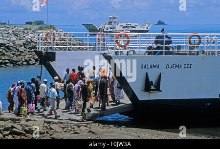 Fluggästen die Dzaoudzi Fähre auf Petite Terre, Pamandzi, von Mamoudzou Kai, Grande-Terre, Mayotte Insel, Komoren-Archipel, Indischer Ozean Stockfoto