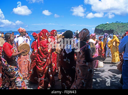 Dorfbewohner am Hafen, Mamoudzou, Grande-Terre, Mayotte Insel, indischen Ozean feiert ihre Rückkehr aus dem Hadsch-Mekka Stockfoto