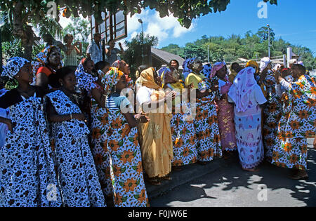 Dorfbewohner auf Mamoudzou, Grande-Terre, Mayotte Island, Indischer Ozean, feiert ihre Rückkehr von der Pilgerfahrt nach Mekka Stockfoto