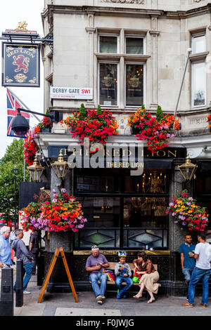 Der rote Löwe Public House, Whitehall, London, England Stockfoto