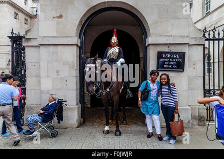 Montierten Queens Leibgarde außerhalb der Horse Guards Building, Whitehall, London, England Stockfoto