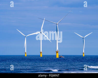 Vier der zwanzig sieben Anlagen in Redcar-Windpark bei Teesmouth mit Wartungsteam arbeitet an einer Turbine mit dem Boot Stockfoto