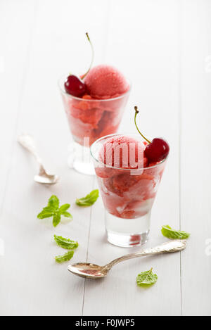 Frische Kirschen Eis oder Sorbet im Glas. Stockfoto