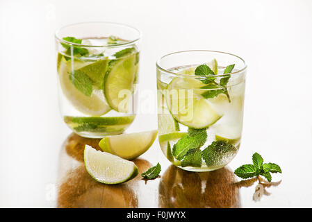 Kalten Mojito cocktail auf einem rustikalen Tisch. Stockfoto