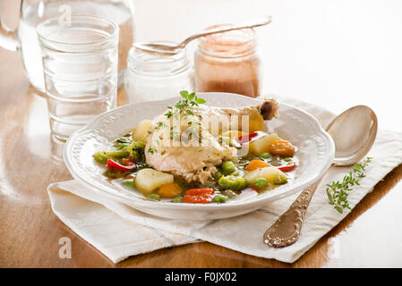 Heiße Suppe oder Eintopf mit Gemüse und Hühnerfleisch. Stockfoto