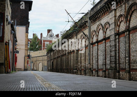 Crewe Bahnhof Bahnsteig und das Crewe Arms Hotel im Hintergrund Stockfoto