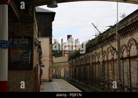 Crewe Bahnhof Bahnsteig und das Crewe Arms Hotel im Hintergrund Stockfoto