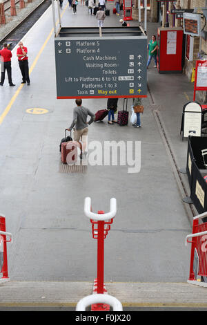 Passagiere warten auf eine Jungfrau Zug nach London, am Bahnhof Crewe, England Stockfoto