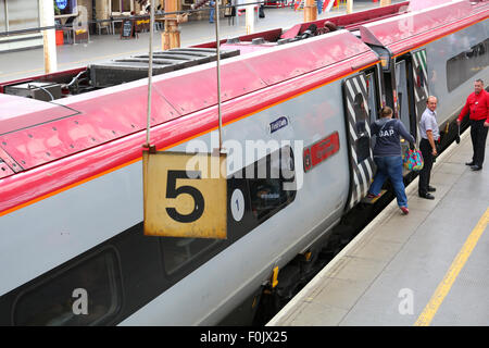 Natives Zug Ankunft am Bahnsteig im Bahnhof Crewe, Cheshire UK Stockfoto