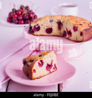 Hausgemachter Kirschkuchen (Tarte oder Obst Kuchen). Selektiven Fokus. Stockfoto
