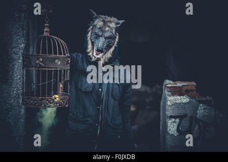 Scary, Mann mit Maske Wolf und Lampe mit farbigen Rauch Stockfoto