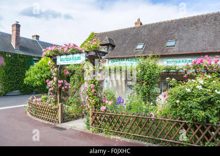 Hübsche rosa rose überdeckten Eingang Souvenirladen in Giverny, der Garten des Impressionisten Claude Monet, Normandie, Nordfrankreich Stockfoto