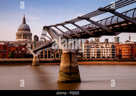 Die Millennium Bridge und St. Pauls Cathedral, London, England Stockfoto