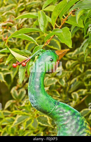 Gartenornament grün Metall Pfau Stockfoto