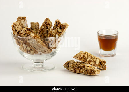 Cantucci, eine typische toskanische Kekse auf einem weißen Hintergrund. Stockfoto