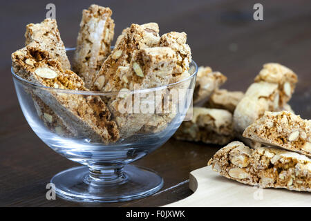 Cantucci, eine typische toskanische Kekse auf einem Holztisch Stockfoto