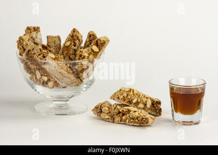 Cantucci, eine typische toskanische Kekse auf einem weißen Hintergrund. Stockfoto