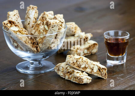 Cantucci, eine typische toskanische Kekse auf einem Holztisch Stockfoto