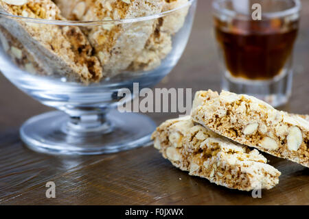 Cantucci, eine typische toskanische Kekse auf einem Holztisch Stockfoto