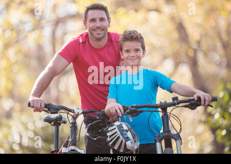 Porträt-Vater und Sohn-Fahrrad fahren Stockfoto