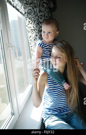 junge Mutter mit baby Stockfoto