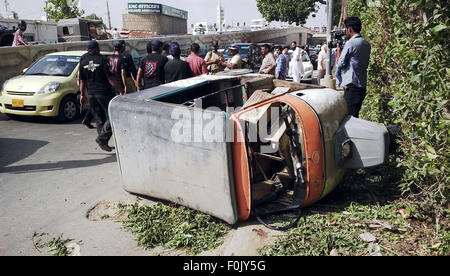 Security-Mitarbeiter sammeln am Veranstaltungsort nach der Tötung eines Auto-Rikscha-Fahrer auf Widerstand bei Überfall auf Kaschmir Straße von Karachi auf Montag, 17. August 2015. Stockfoto