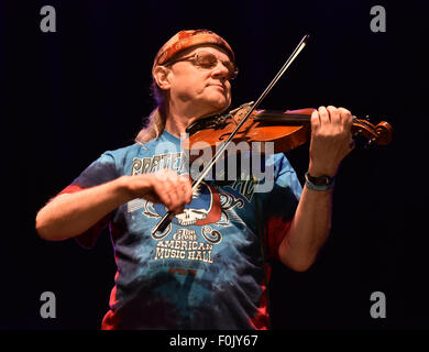 Oxfordshire, Vereinigtes Königreich. 15. August 2015.   Cropredy Oxfordshire UK. Fairports Cropredy Convention - Fairport Convention auf der Hauptbühne Date15/08/2015-Credit: Charlie Bryan/Alamy Live News Stockfoto