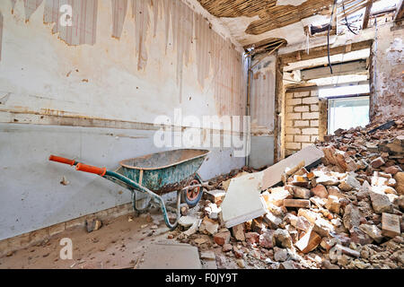 Verlassene Zimmer unter Abbruch vor der Renovierung Stockfoto