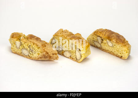 Cantucci, eine typische toskanische Kekse auf einem weißen Hintergrund. Stockfoto