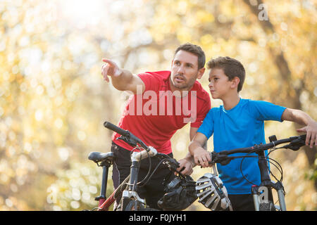 Vater zeigen und erklären, Sohn mit dem Mountainbike